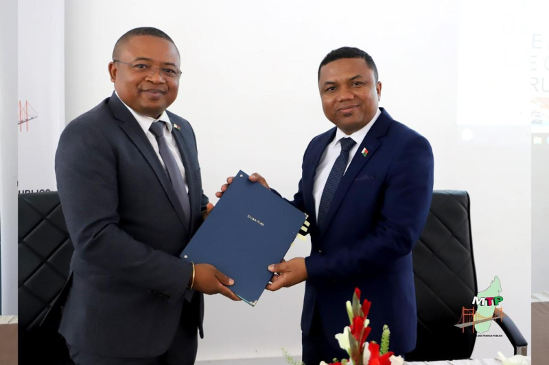 CEREMONIE DE SIGNATURE DE LA POLITIQUE INTERNE DE LUTTE CONTRE LA CORRUPTION AU SEIN DU MINISTERE DES TRAVAUX PUBLICS
