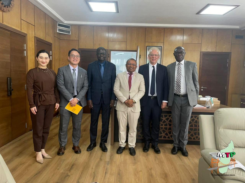 RENCONTRE DU MINISTRE DES TRAVAUX PUBLICS AVEC LES REPRESENTANTS DE, LA BANQUE MONDIALE ET DE LA BANQUE ASIATIQUE D’INVESTISSEMENT